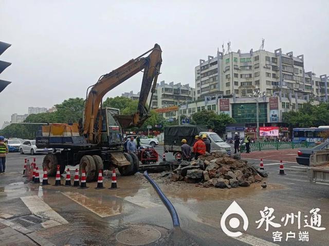 刺桐路与泉秀街接壤处水管爆裂 自来水公司今夜抢修 抢修9小时规复供水！