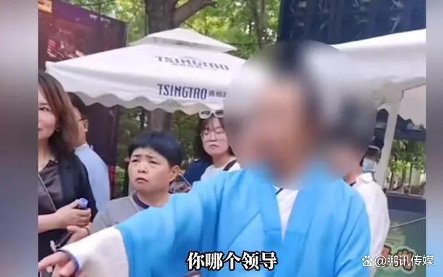 男子穿道士服吃烧烤被拦 称不能穿成这样必须更换