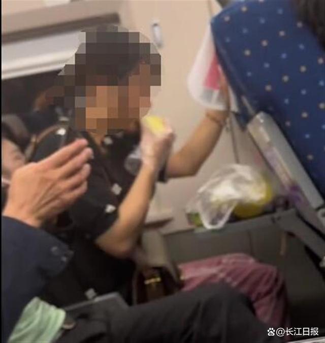 乘客吐槽女子在高铁车厢内吃榴莲 12306：密封好的可以带但不建议食用