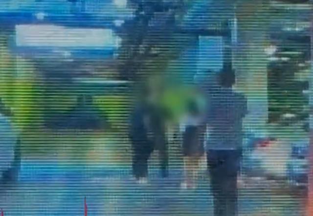 男子开车多次被人故意逼停，挡车者喊“来啊撞我！”