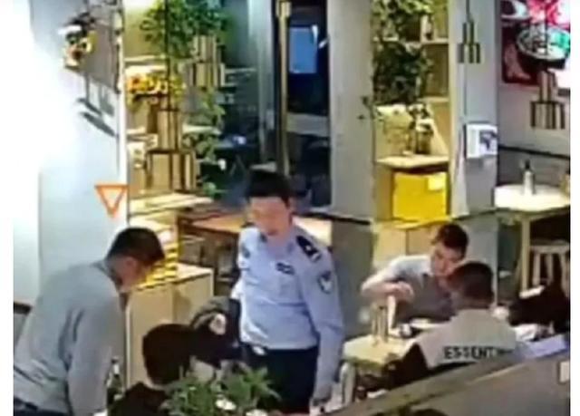 顾客提酒瓶互骂火药味十足 民警亮警服缓解冲突