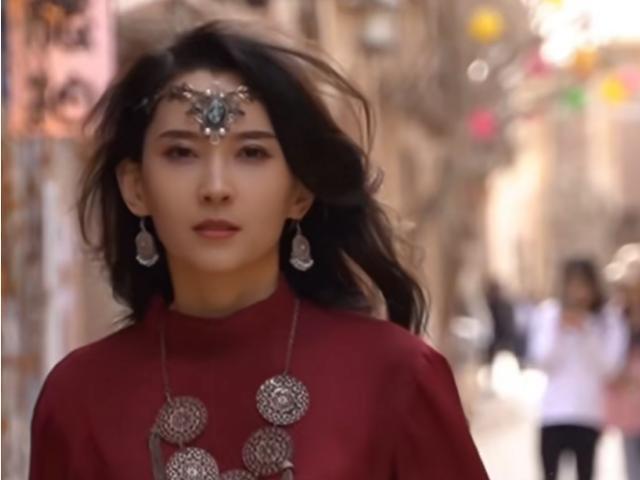 李巧谈宣传家乡新疆走红：粉丝是值得爱护的小伙伴们 要和他们一起砥砺前行