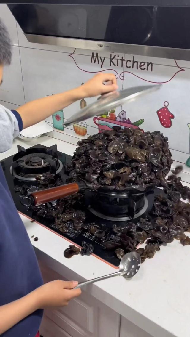 孩子要自己煮茶叶蛋误将木耳当茶叶 结果木耳爆棚