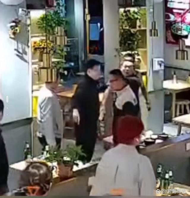 民警遇冲突亮警服“止战” 现场气氛瞬间变得缓和