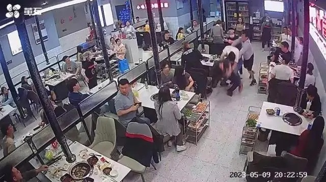 三人滋扰邻桌并殴打店员 目前三人已被刑拘
