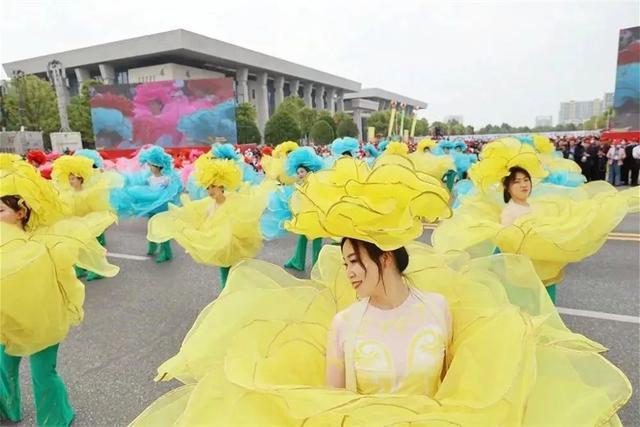 两男子给巡游花车配哀乐被拘并罚款500元！