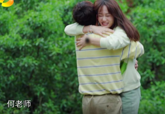 《向往的生活》万茜照顾喝醉的陈乔恩为其卸妆洗脸