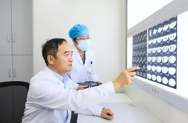 专家：近期新冠患者多为首次感染者 二阳爆发高峰期