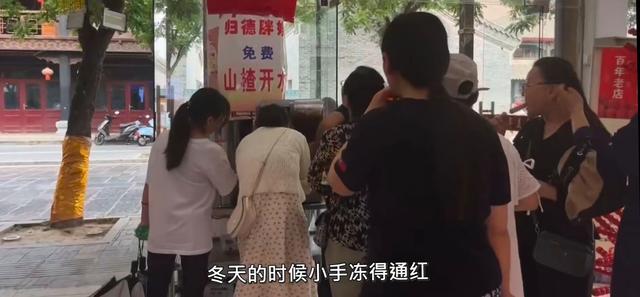 大妈坚持为游客提供热水，已坚持8年每天能提供1000多杯