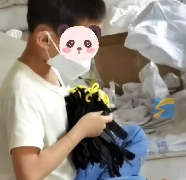 男孩厌学被母亲送厂打工 男孩觉得，学习好像比捡废品轻松一些
