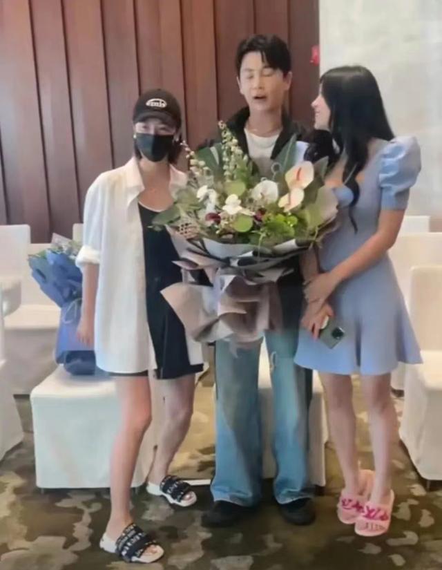 陈妍希陈晓 垫脚歪头靠身上，被吐槽没有边界感