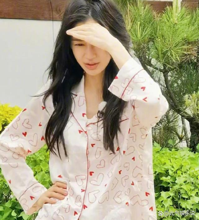 杨颖再现素颜睡衣造型 网友：比25岁还美！