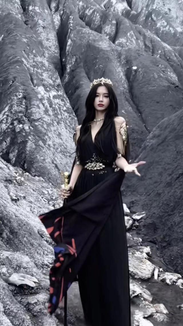 网红何丹彤自曝在巴黎被抢劫 车窗被砸烂,人没受伤警察不受理