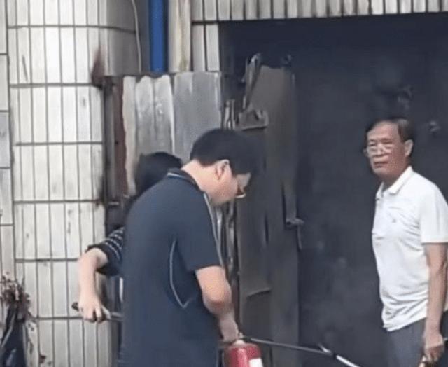 儿子拿灭火器对父亲喷射 引发了网友的愤慨和同情