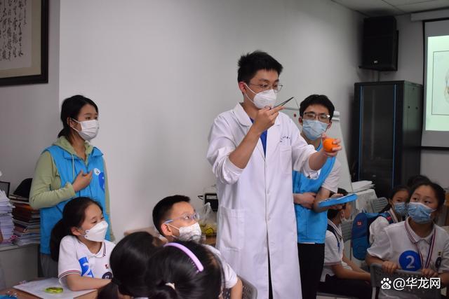 小学生为小橘子“动手术” 在医生的指导下孩子们“工作”有模有样