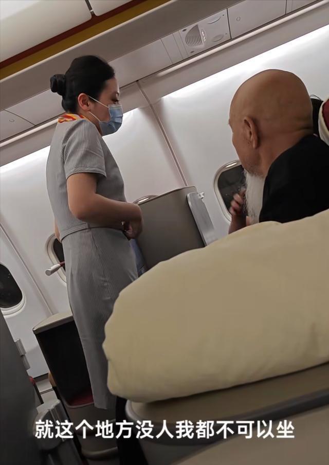 男子大闹商务舱以照顾79岁师父为由不愿离开 与空乘人员发生争吵