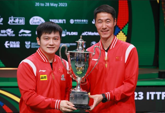 王励勤樊振东合影赛场上主力队员奋力拼搏将五项冠军收入囊中
