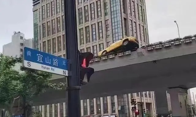 媒体评上海高架两车斗气 马路不是“快意恩仇”的竞技场