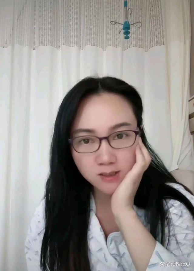 主持人周群入院做手术 躺病床手臂插管仍乐观，曝术中心慌发晕