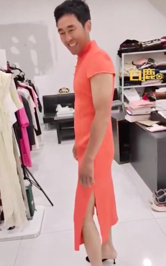 爸爸穿旗袍为女儿送考寓意“旗开得胜” 称：为了孩子没有不好意思