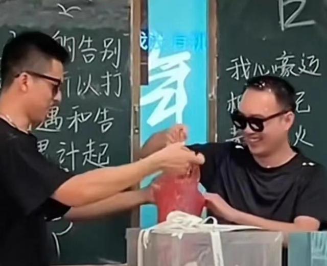 老师笑得好开心！高考前学生送老师束脩之礼