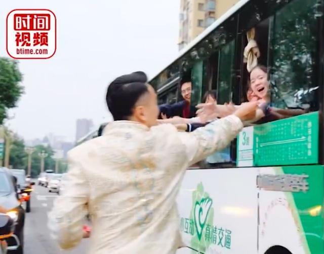 新人接亲偶遇送考车队，挨个给高考生塞红包，互相沾沾喜气！