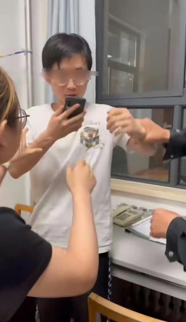 高校一男生在女厕所偷拍被抓，有人发现头顶有黑影才将其抓到