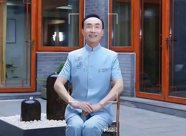 巩汉林晒一家六口合影 身后中式豪宅意外成为热点