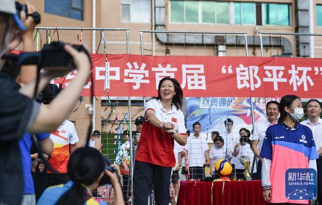 郎平回母校为郎平班授牌 还来到学校排球场观摩学生训练