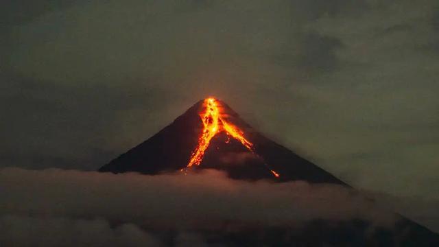 菲律宾超1.4万人撤离 居住在马荣火山周围7公里扩展范围内的民众需要进入“准备”状态