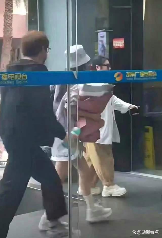 被谢娜的路透刀到了 以嘉宾身份终于再次回归亮相了