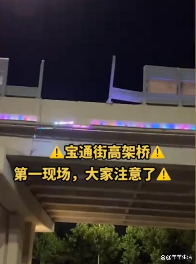 奔驰车高架追尾货车 一名乘客拿出手机拍摄了整段“飙车”过程
