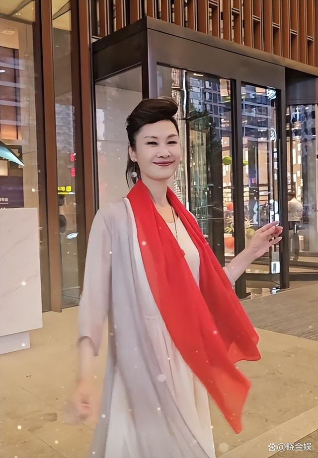 于文华与丈夫同台，长这模样难怪不露面！看中朱之文是老公的原因是这个