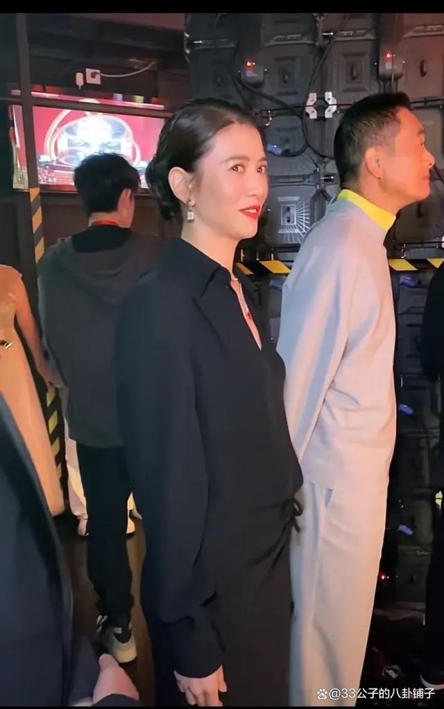 袁咏仪牵着周润发手喊帅 开心得像个小女孩