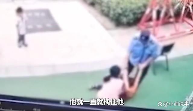小孩翻墙进幼儿园捡球被保安殴打，在场多名老师未制止