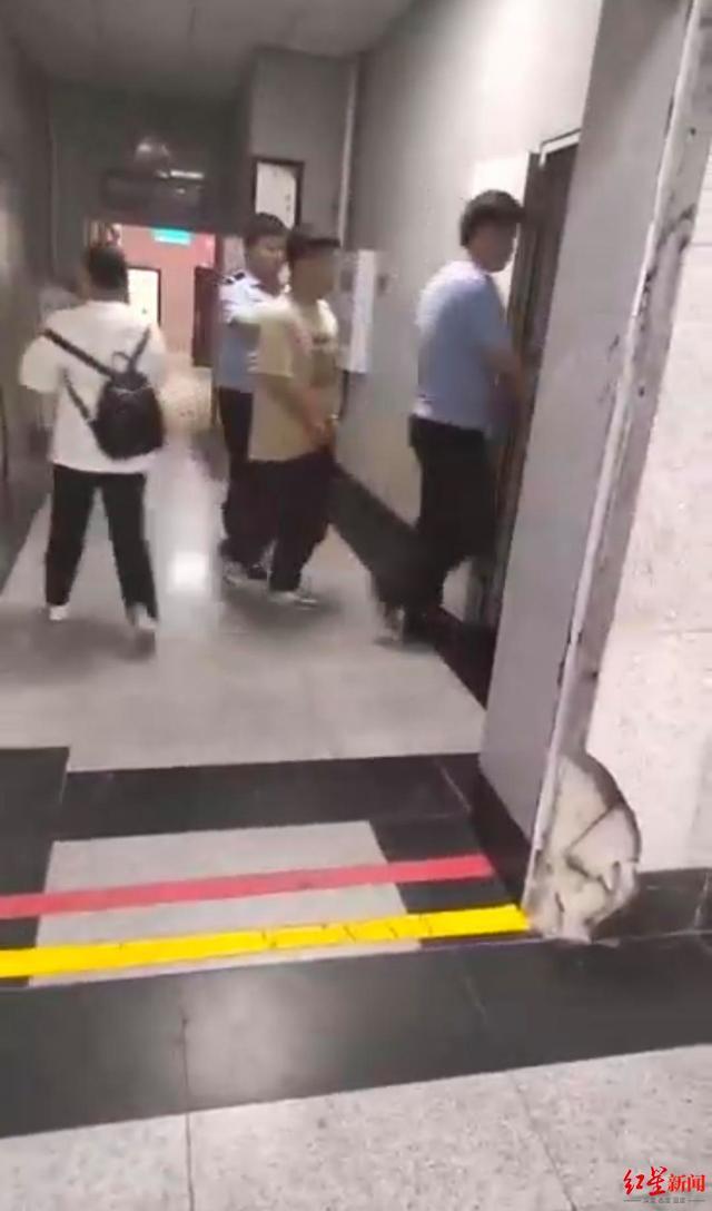 快递员猥亵50岁女子被拘 网友：口味真重