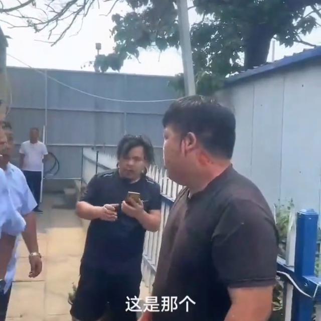 曝男子持械殴打讨薪工人 还叫嚣：你服不服