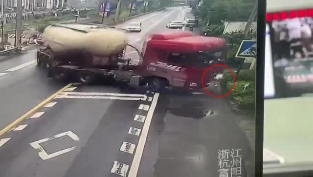 油罐车为避电动车撞死行人，事发杭州-有驾