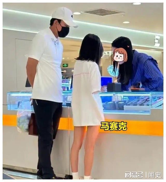 贾乃亮带女儿购物被拍 甜馨10岁身高猛涨引网友热议