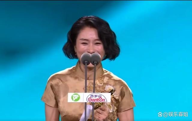 恭喜！“锅姨”刘丹晒白玉兰奖杯 领奖哽咽前先大笑三声