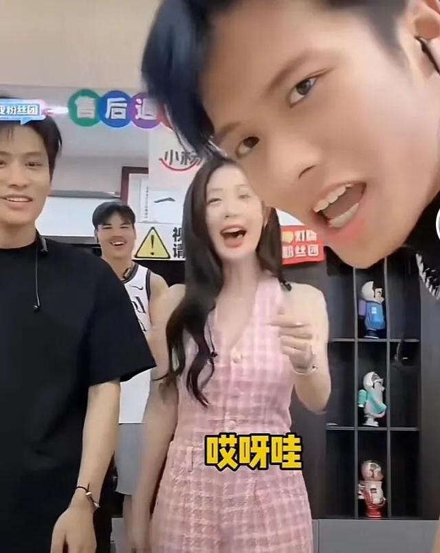 小杨哥克拉拉直播间同框！克拉拉没有穿红裙成最大的遗憾