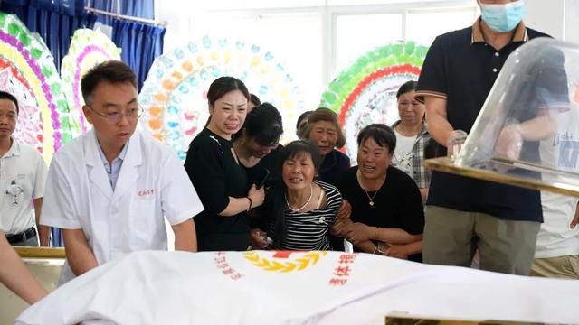 26岁退役军人遗体告别仪式 两次入水救人献出了宝贵的生命
