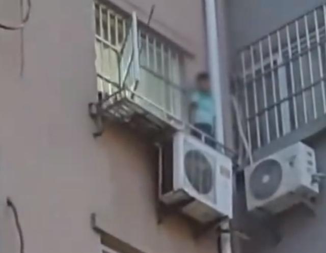 男孩被打躲空调机后坠楼,妇联称妈妈用棍子吓唬他,警方发布通报