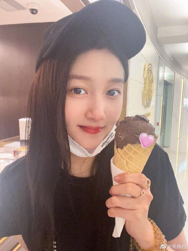 关晓彤帽子P掉了鹿晗品牌 一鹿彤行真的好甜好低调