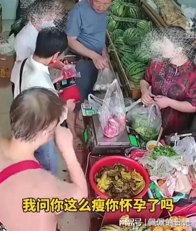 女子偷平菇藏裤子被识破！网友却称老板处理方式太难看？