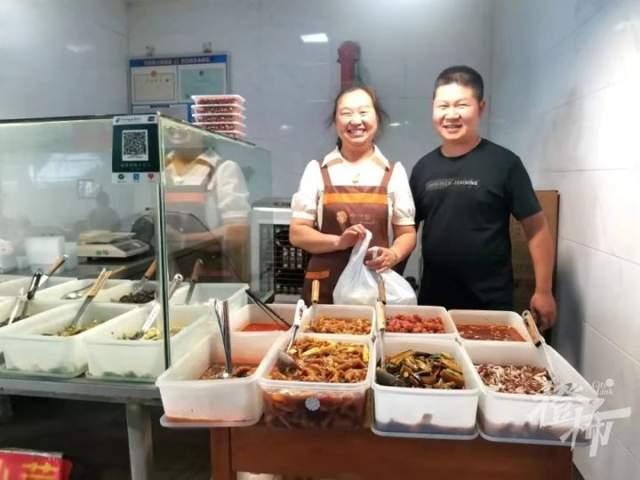 因女儿考705分打折的凉菜摊关门，知情人称事件爆火后他家压力很大