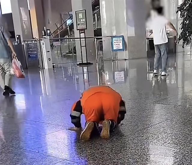 公司回应火车站保洁阿姨跪地道歉：经警方协调，保洁需赔偿乘客30元，费用由公司承担