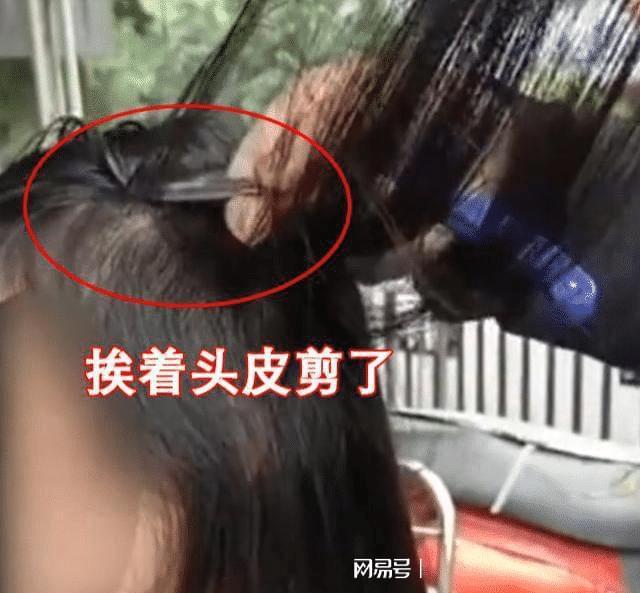 14岁女孩瞒着家长500元卖头发被商贩剪坏, 民警怒斥, 对女孩负责!