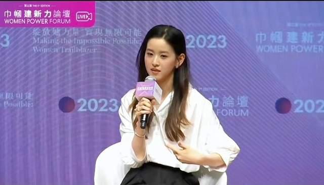 章泽天回应拒绝张艺谋出演“谋女郎” 高情商回答获赞