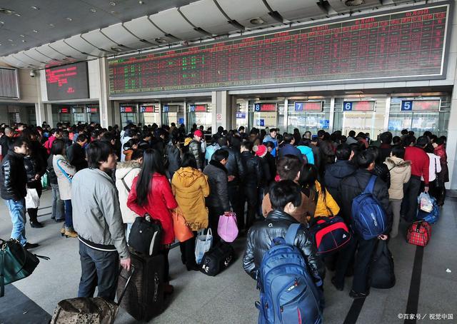 铁路回应乘客顶烈日候车 在非时段的时候可能就没有开放候车室